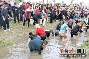 博主董老厮冲场庆祝，抱摔日本安保+在泰山球迷帮助下安全返回